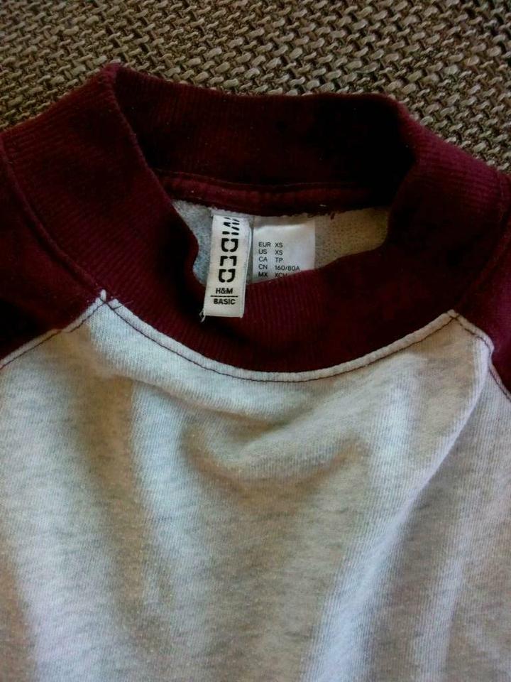 H&M Shirt, Gr. XS, weiß/rot, Kurz und breit geschnitten in Harsum