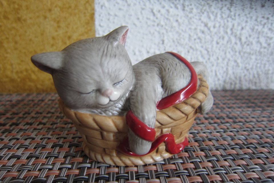 Goebel Katze Kätzchen im Korb Porzellan Figur in Coburg