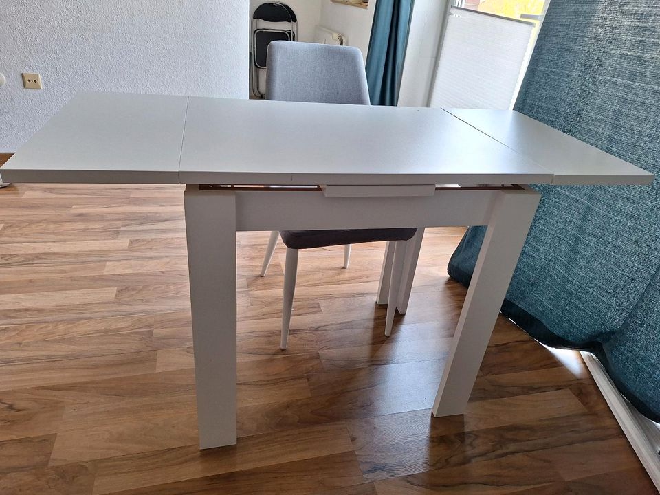 Weißer Tisch (ausziehbar) mit zwei Stühlen in Oldenburg