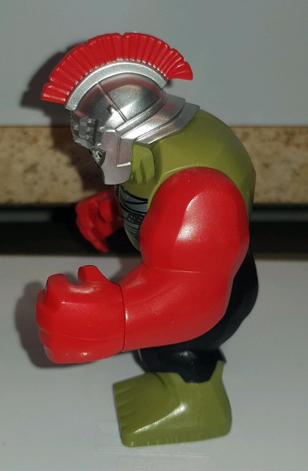 Lego Hulk mit roten Armen in Ismaning