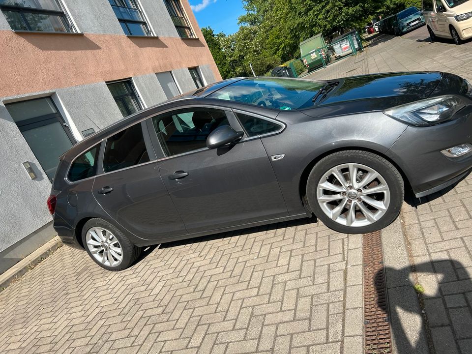 Opel Astra Sport Tourer in Halle