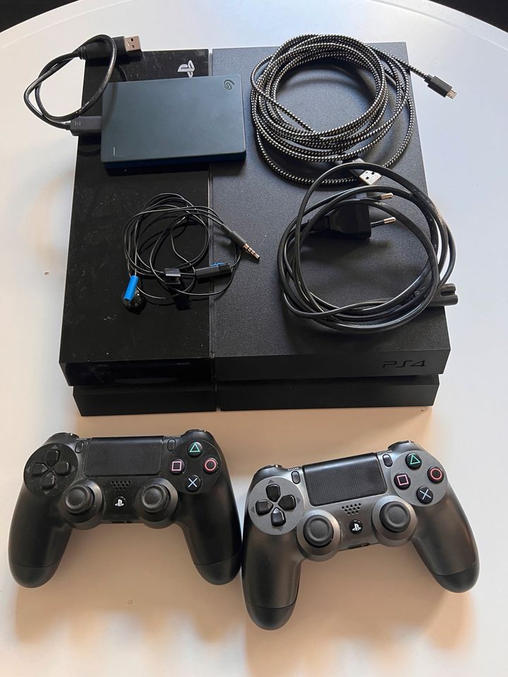 PlayStation 4 500GB + 2 Controller in Siegen