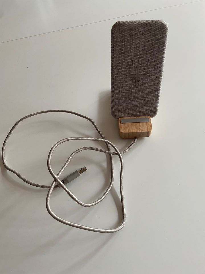 Kabellose Smartphone-Ladestation Ikea mit Holz in Hamburg