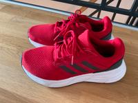 Nike Sneaker Sportschuhe rot 41 1/3 Kr. München - Taufkirchen Vorschau