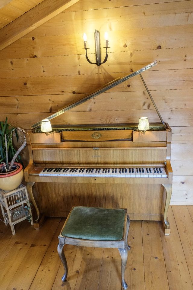 Klavier Piano Schimmel 108 Design Exclusiv mit Lampen Wert 4.500€ in Lenggries