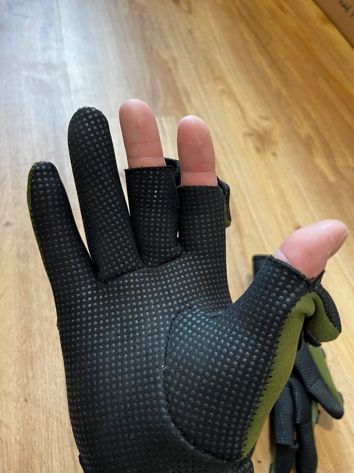 Warme Neopren Handschuhe Größe M mit passender Angelmütze von DAM in Bielefeld