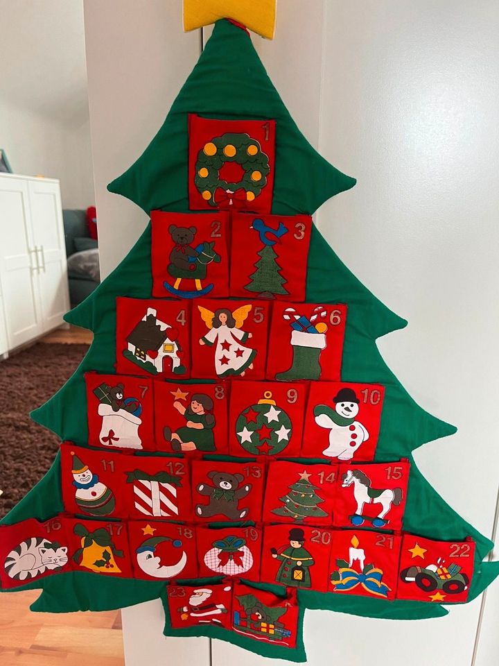 Schöner Adventskalender: Tannenbaum aus Stoff in Trossingen