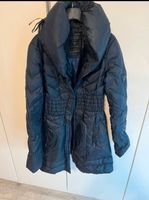 Winterjacke Daunen Jacke Guess Gr. L neuwertig (kaum getragen) Nordrhein-Westfalen - Langenfeld Vorschau