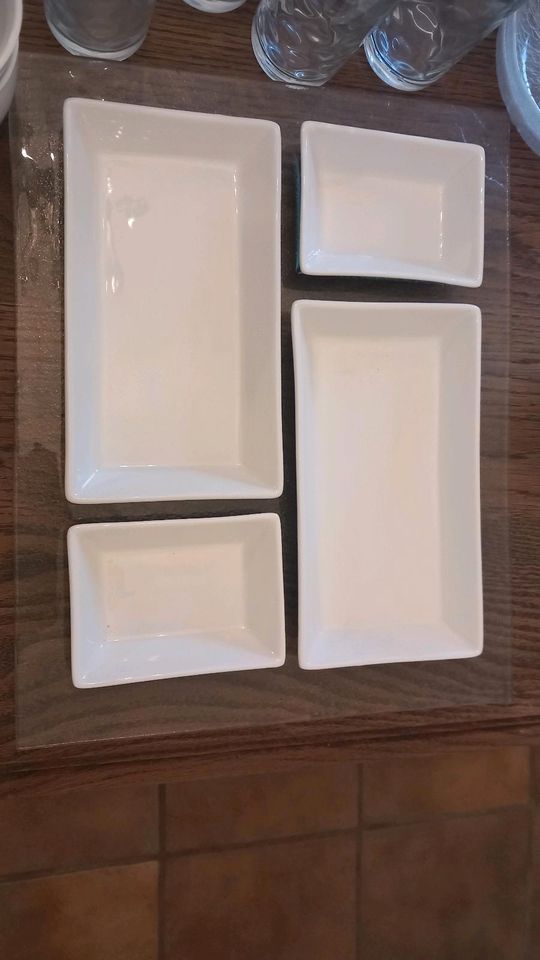 Geschirr weiß, Servierplatte, Kuchenplatte und auch Gläser in Heusenstamm