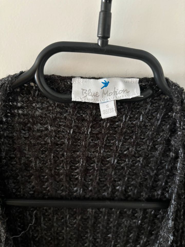 Strickjacke lang s 36/38 in Leverkusen