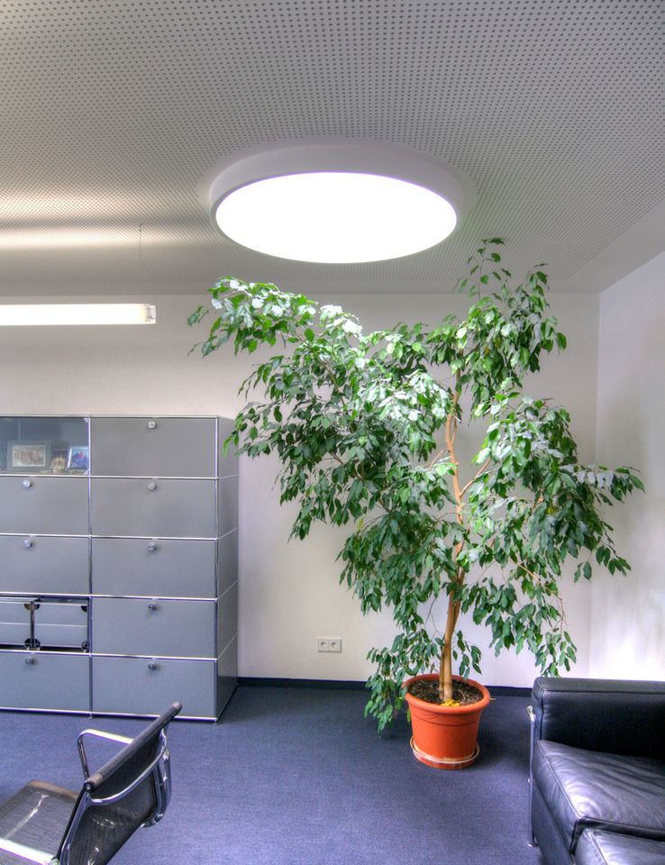 Modernes Bürogebäude mit Halle und Werkstattflächen in Ingolstadt
