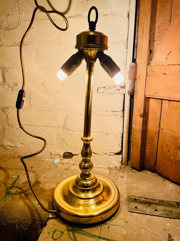 Antike Lampe - Goldfarbig in Hamburg