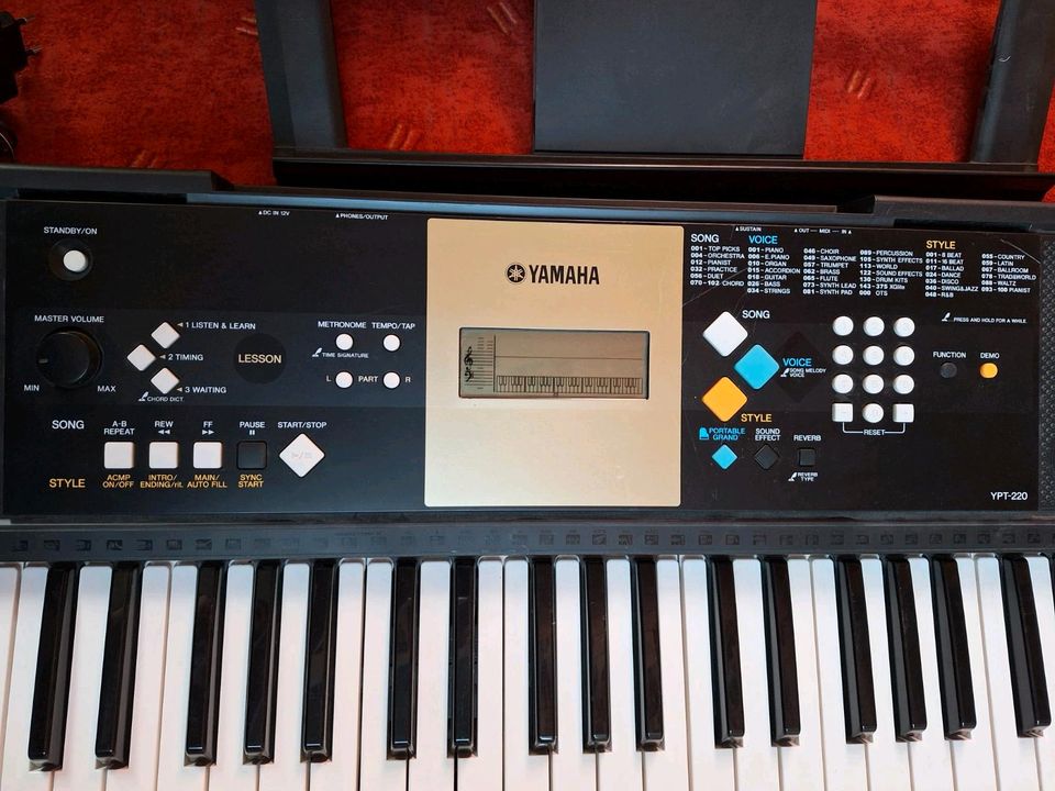 Yamaha Keyboard  YPT-220 mit Notenständer und Ständer von Clifton in Brühl