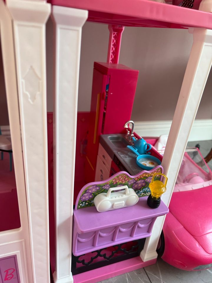 Barbie Haus mit Möbel und Zubehör in Reinbek
