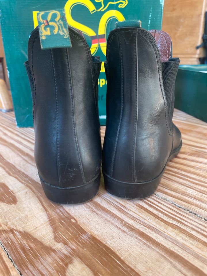 USG Reitschuhe Stiefeletten Reithose QMP und Handschuhe in Itzehoe