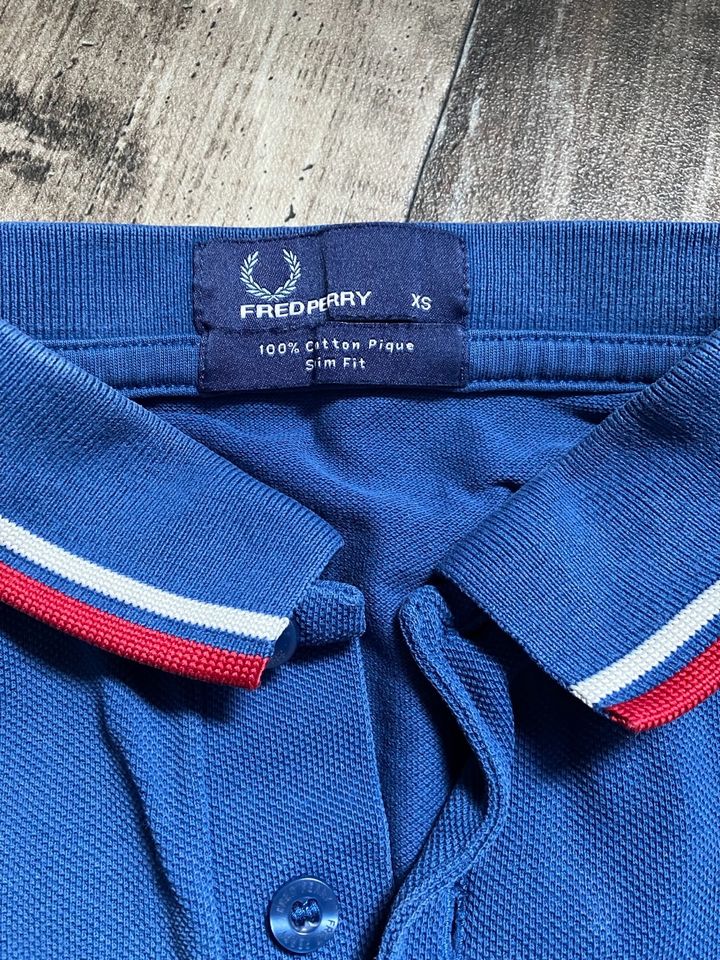 Fred Perry XS 36 blau weiß rot Polo Poloshirt Shirt Polohemd in Rostock