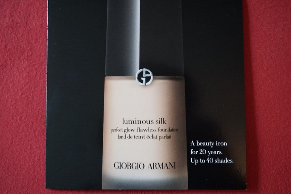 Giorgio Armani luminous silk Musterkarte mit 4 Proben in Kirschau