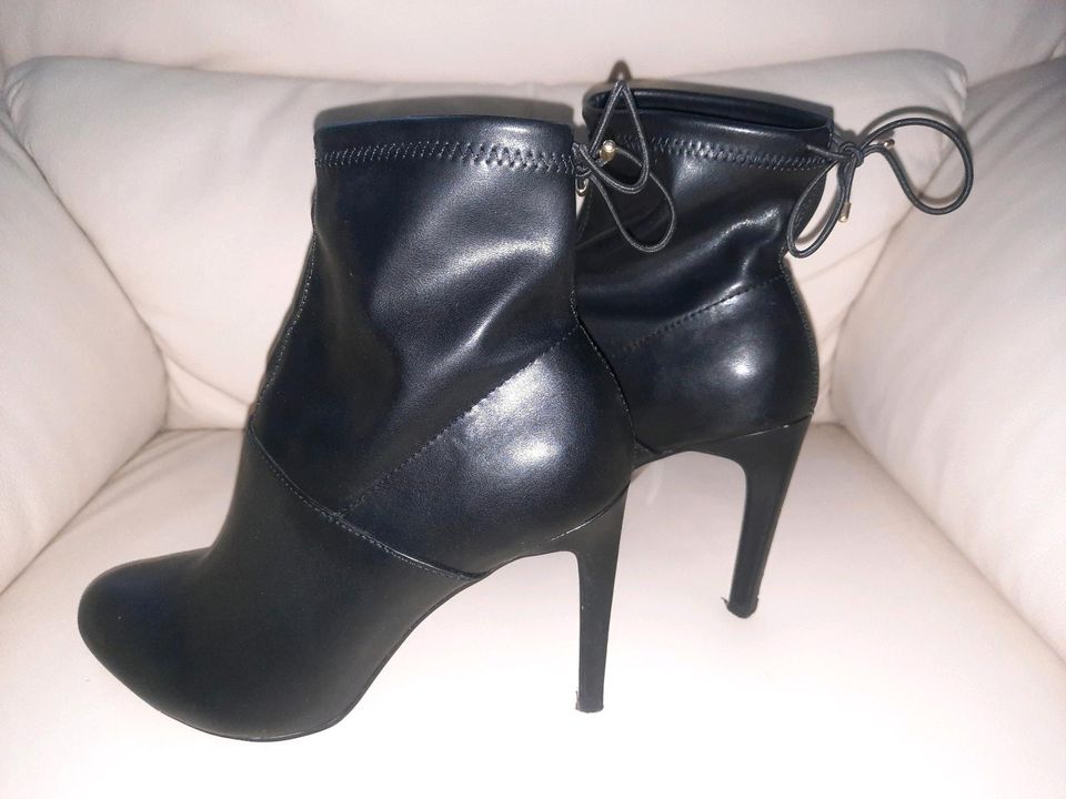 Zara High Heel Stiefeletten Gr39 Glattleder mit süßem Schleifchen in Hohenwestedt