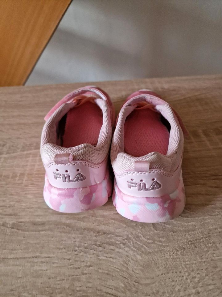 Mädchenturnschuhe, Hallenturnschuhe von Fila, Gr. 27 in Schöllnach