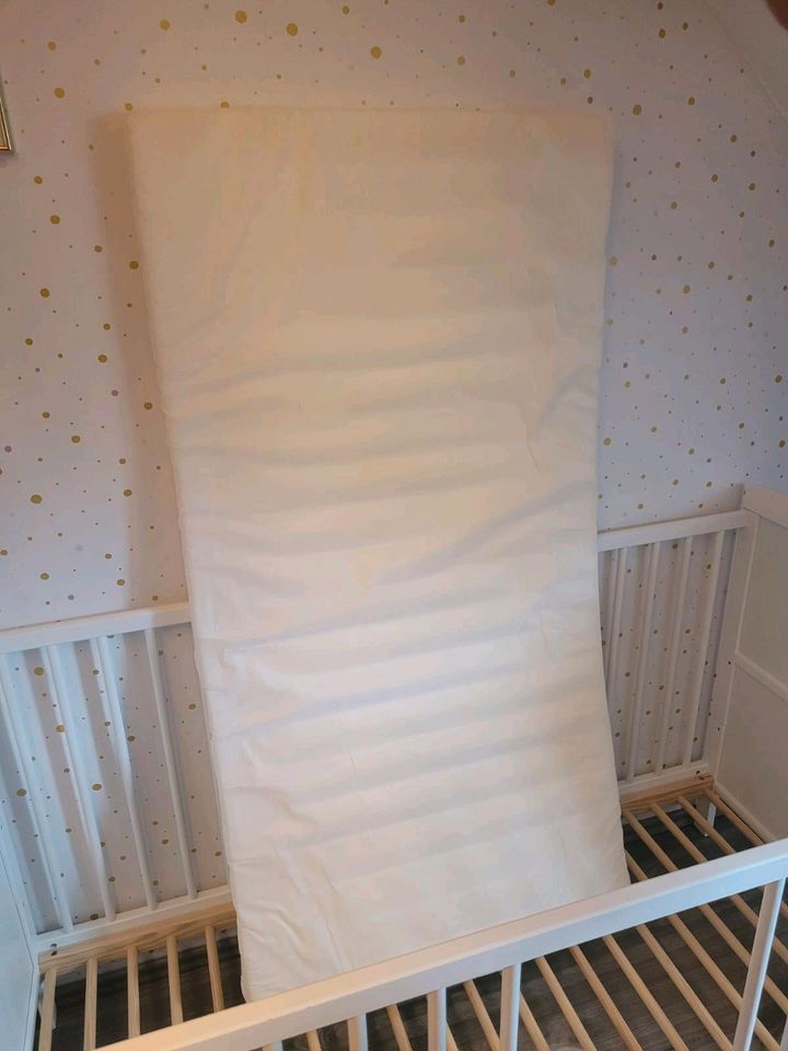 Babybett 140x70 mit Matratze u Lattenrost u Betthimmel in Wutha-Farnroda