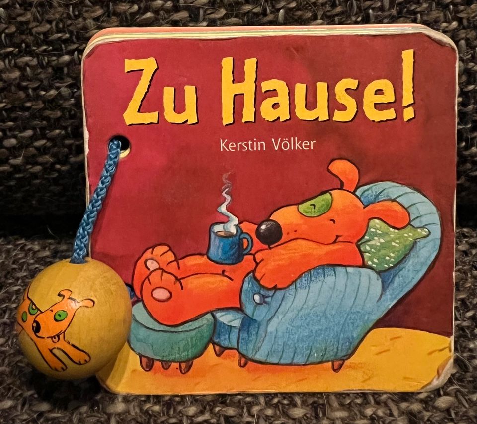 Buch Henri Zu Hause! mit gelber Holzkugel in Wiesbaden