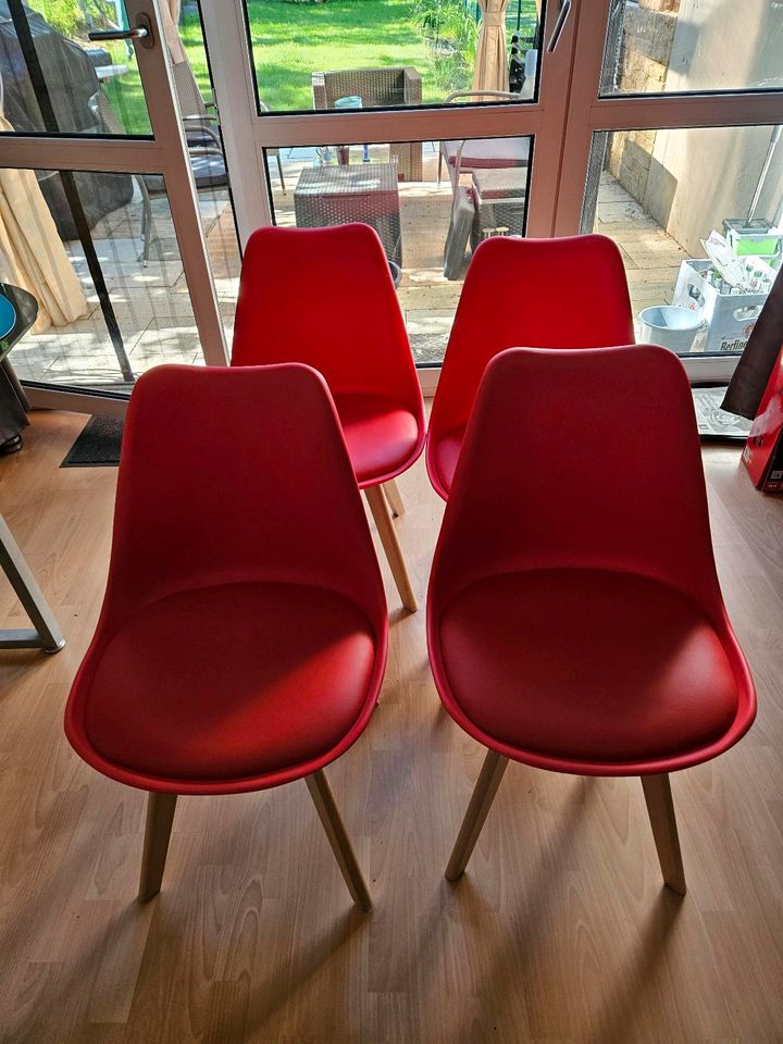 Rote Stühle in Birkenwerder