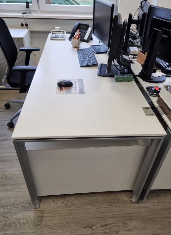 Sehr hochwertiger Schreibtisch weiß in Seligenstadt