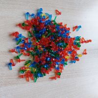 Verschiedene farbige Plastik-Pins zur Erstellung auf Lochplatten Nordrhein-Westfalen - Bornheim Vorschau