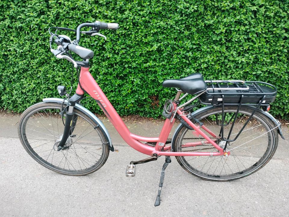 E Bike Damen Fahrrad Elektro von Mifa in Düsseldorf