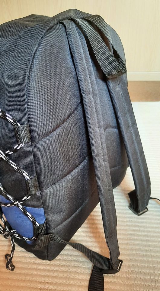 RUCKSACK schwarz mit blauer Front in Wathlingen