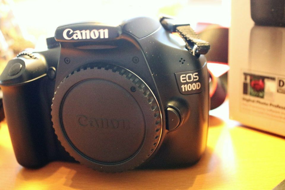 Canon EOS 1100D-Body mit umfangreichem Zubehör in Tröndel