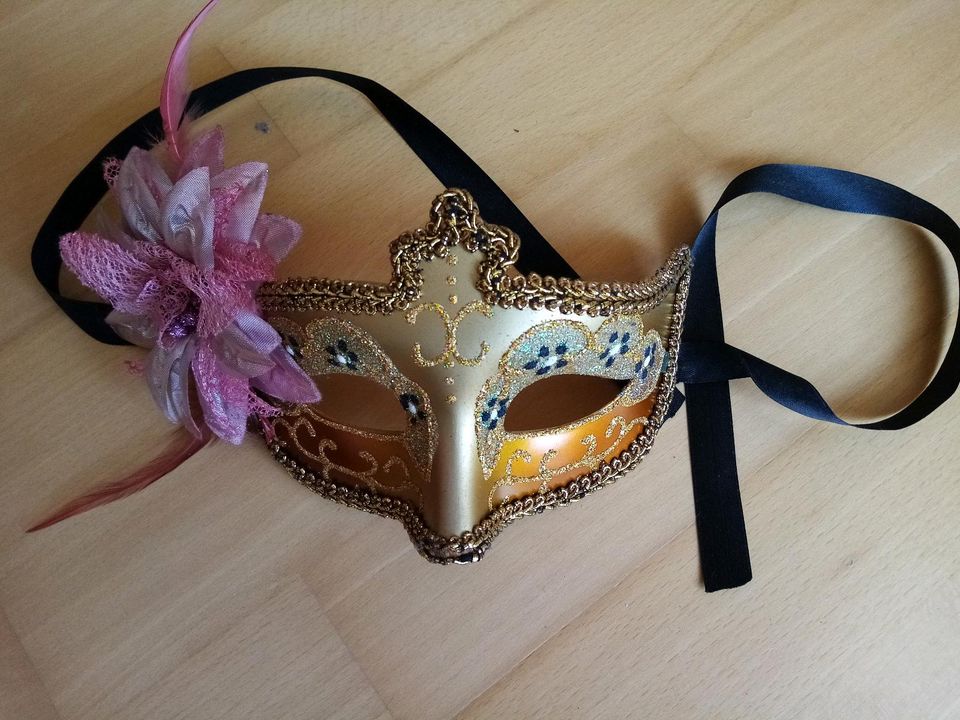 Maske mit Blume, Karneval in Venedig Faschingsmaske in Freiburg im Breisgau