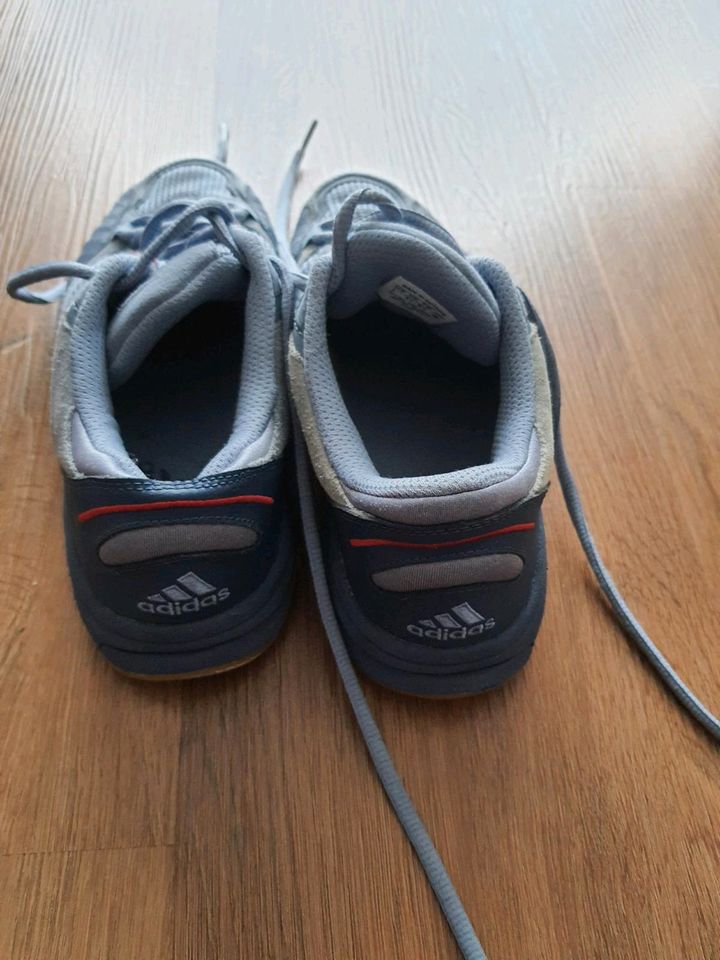 Adidas neue Schuhe in Königsbrunn