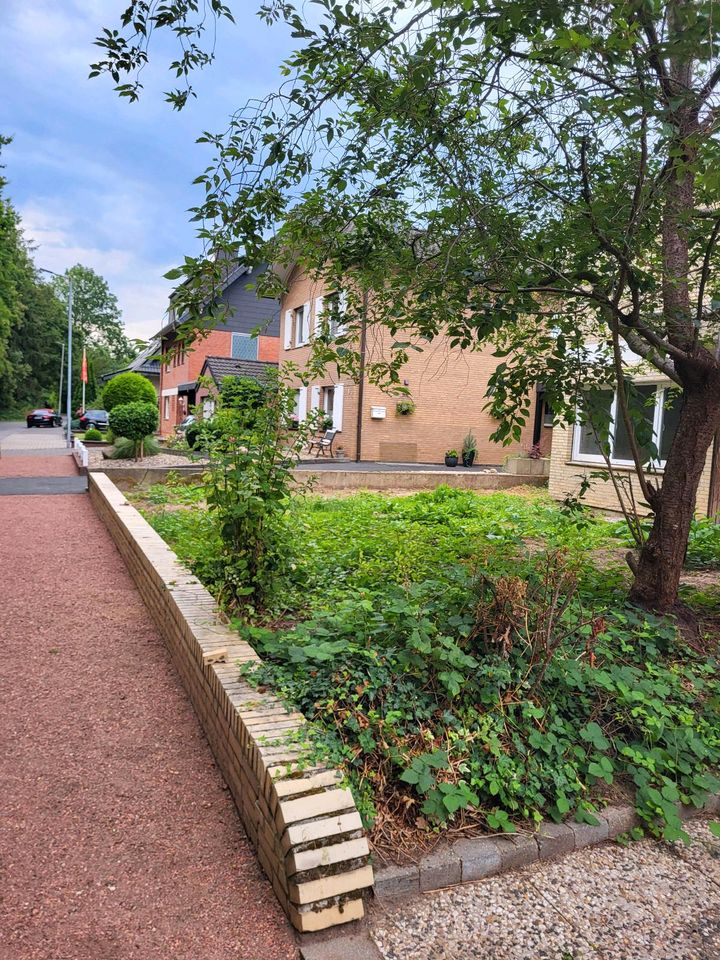 Garten Arbeit und Terrassenplatten kiramik in Düren