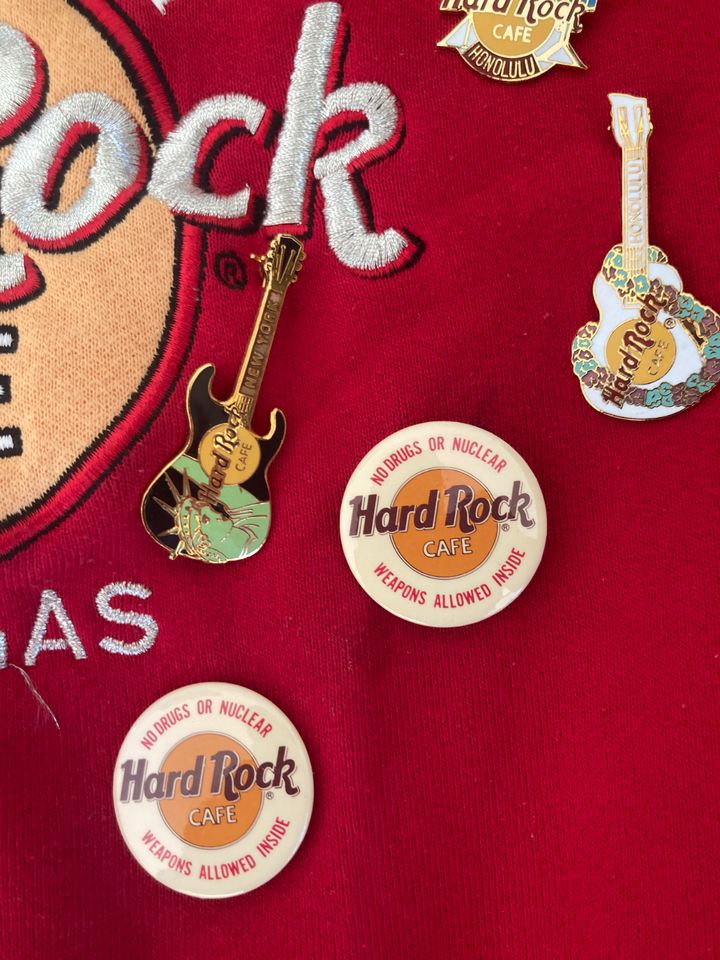 diverse Pins "Hard Rock Cafe" in Poing