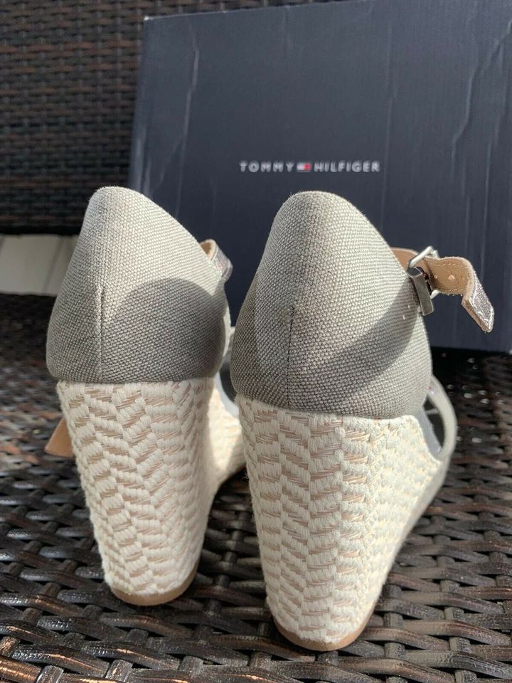 Tommy Hilfiger Elena Sandalen Gr. 37 grau schimmernd wie NEU in Elzach