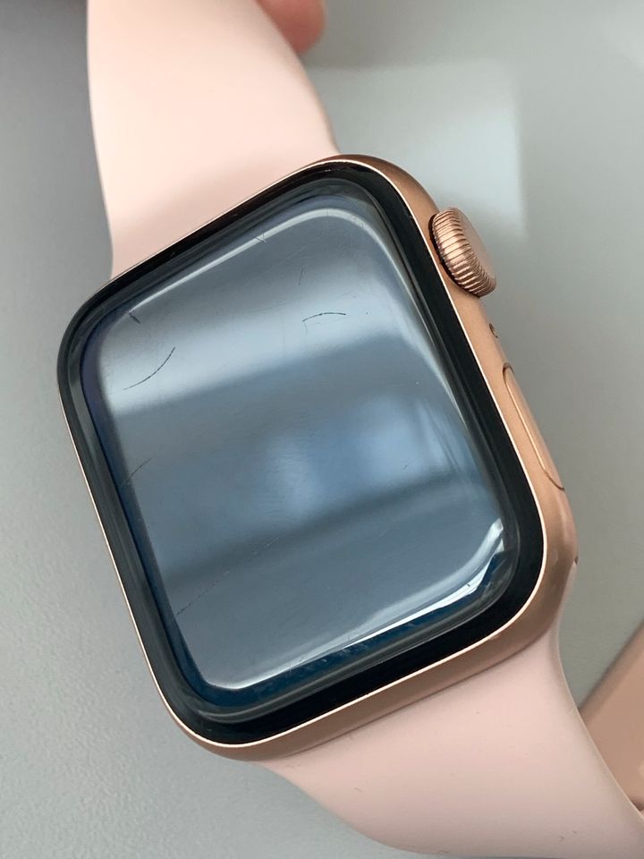 Apple Watch SE 44mm, 1 gen, Aluminium, GPS, Wi-Fi, Gold in Berlin