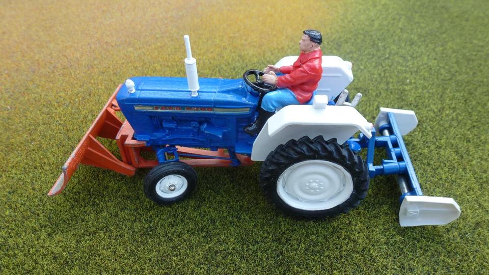 Britains Siku 1:32 Ford 5000 Sä Maschine Erdbohrer Scraper in Baiersdorf