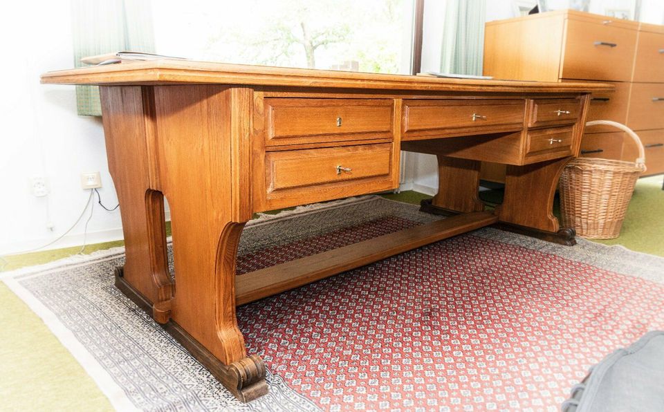 Imposanter Schreibtisch Freisteher Vintage, bischöflicher Besitz in Stuttgart