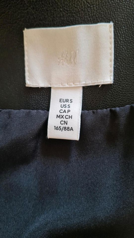H&M Jacke 17€ (Rock +Shirt verkauft) in Volkmarsen