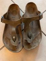 Top Birkenstock Gizeh Sandalen Zehentrenner braun Leder 39 breit Frankfurt am Main - Bornheim Vorschau