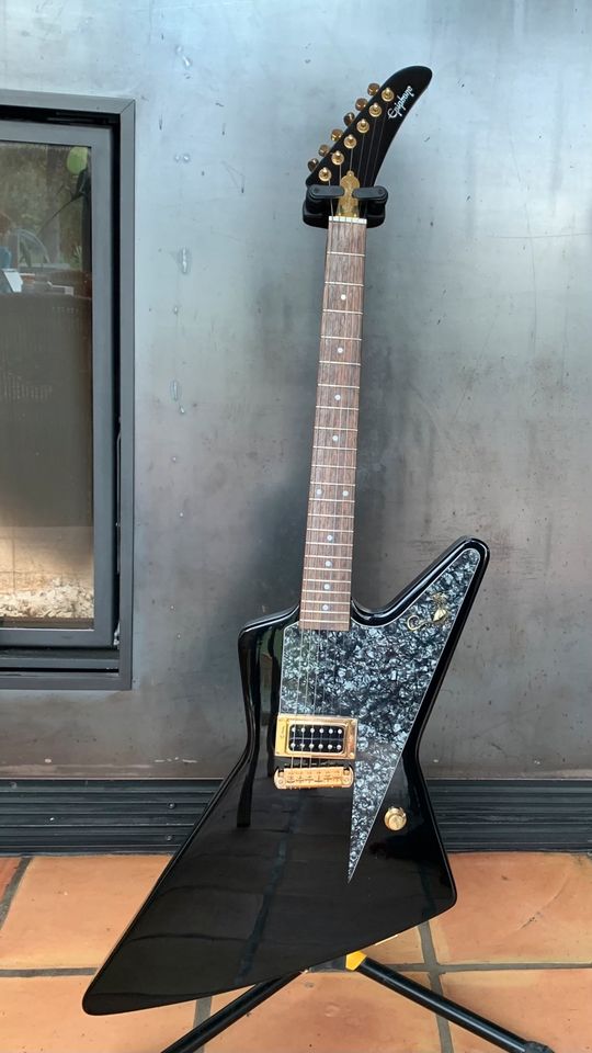 Epiphone Explorer „Black Pearl“ mit Gibson Humbucker in Icking