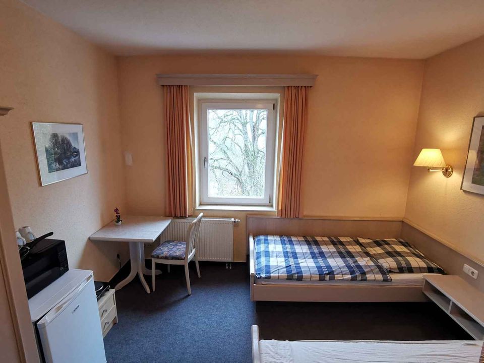 1 Zimmer Apartment, Wohnung möbliert, frei, Bad, WC, bei Eichstätt. SOFORT FREI in Dollnstein