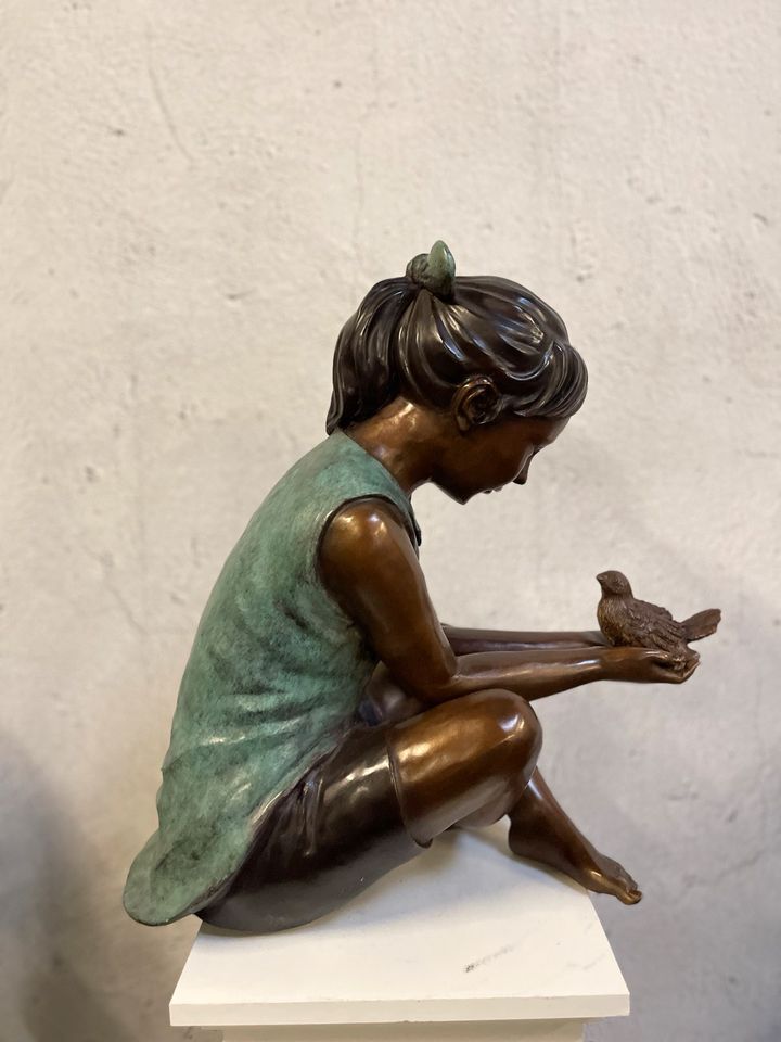 Mädchen mit Taube - Bronzefigur in Wickede (Ruhr)