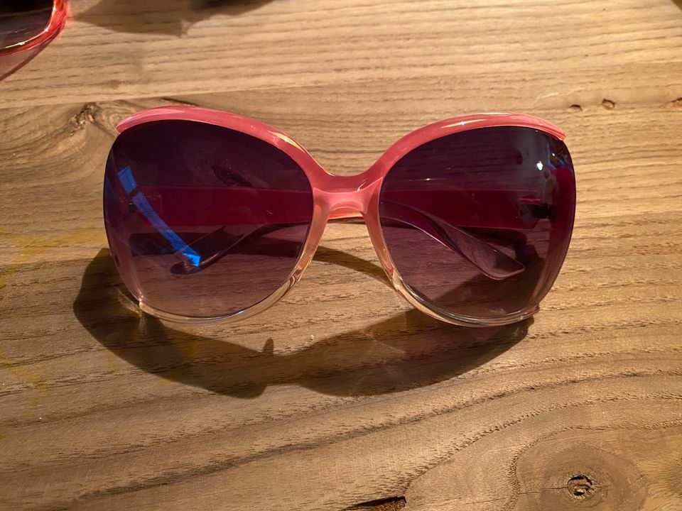 Sonnenbrillen verschiedene Formen und Farben in Lohmar