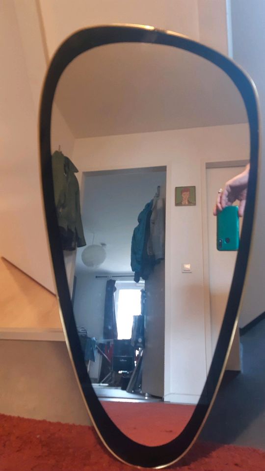 Spiegel mit schwarzen Umrandung in Hamburg