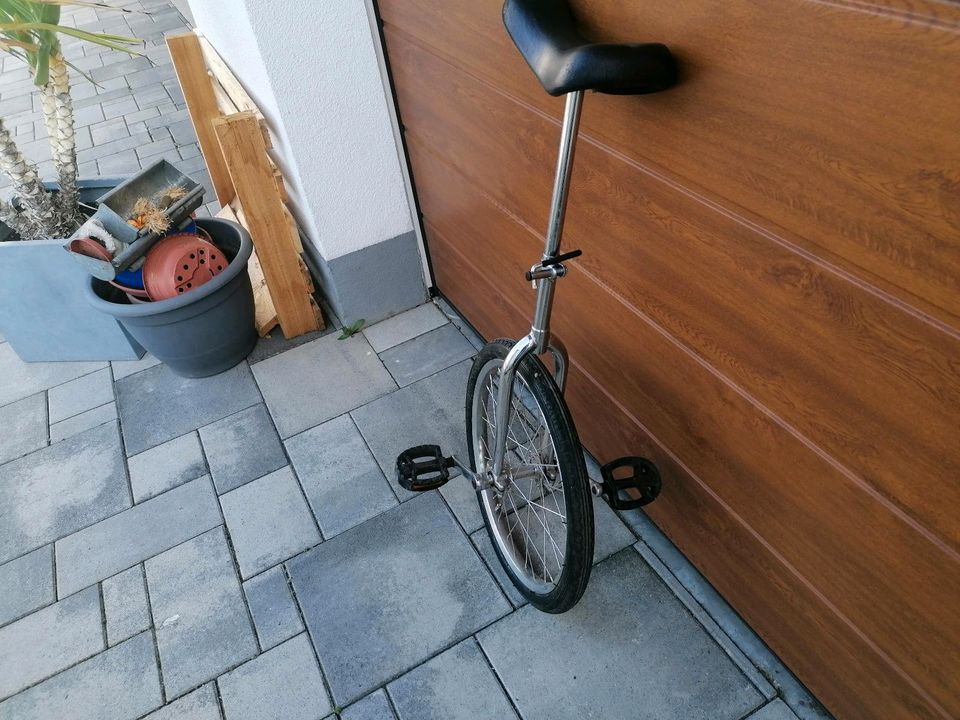 Einrad,Fahrrad in Mehring