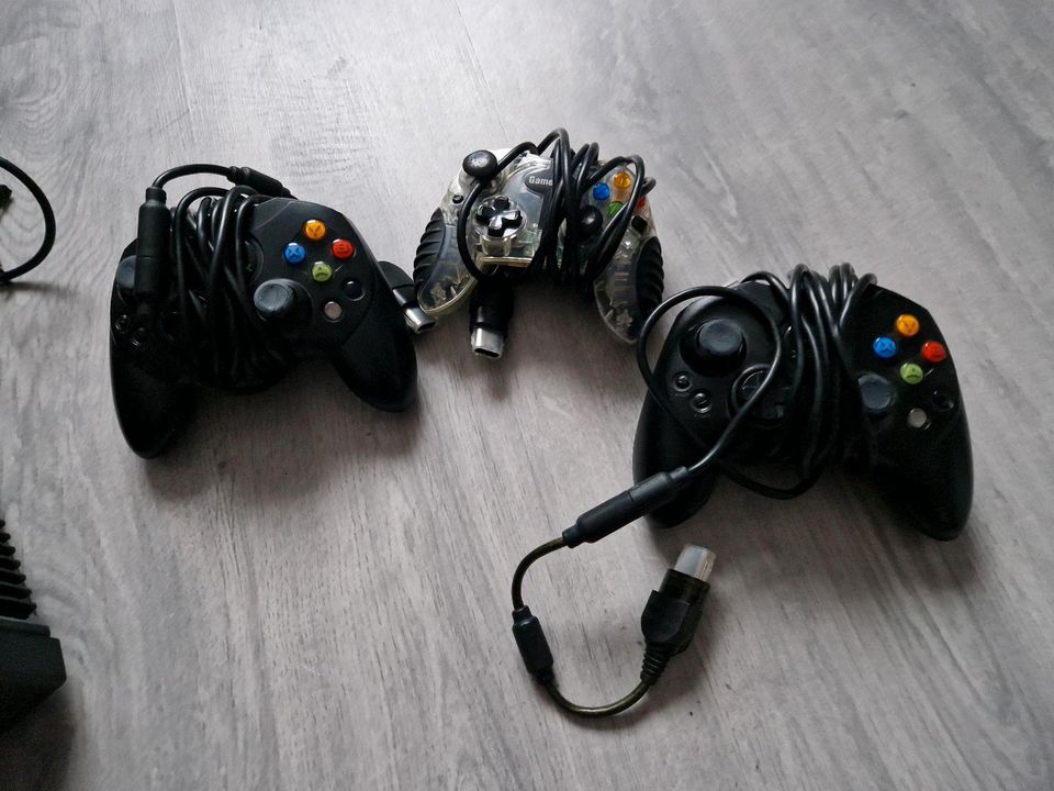 XBOX +4 Spiele + 3 Controller retro Konsole Spielekonsole Bilder in Remscheid