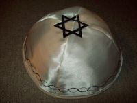 Kippa, Jarmulke, Kippah, Kipa weiß Satin 16-17cm Schleswig-Holstein - Osdorf Vorschau