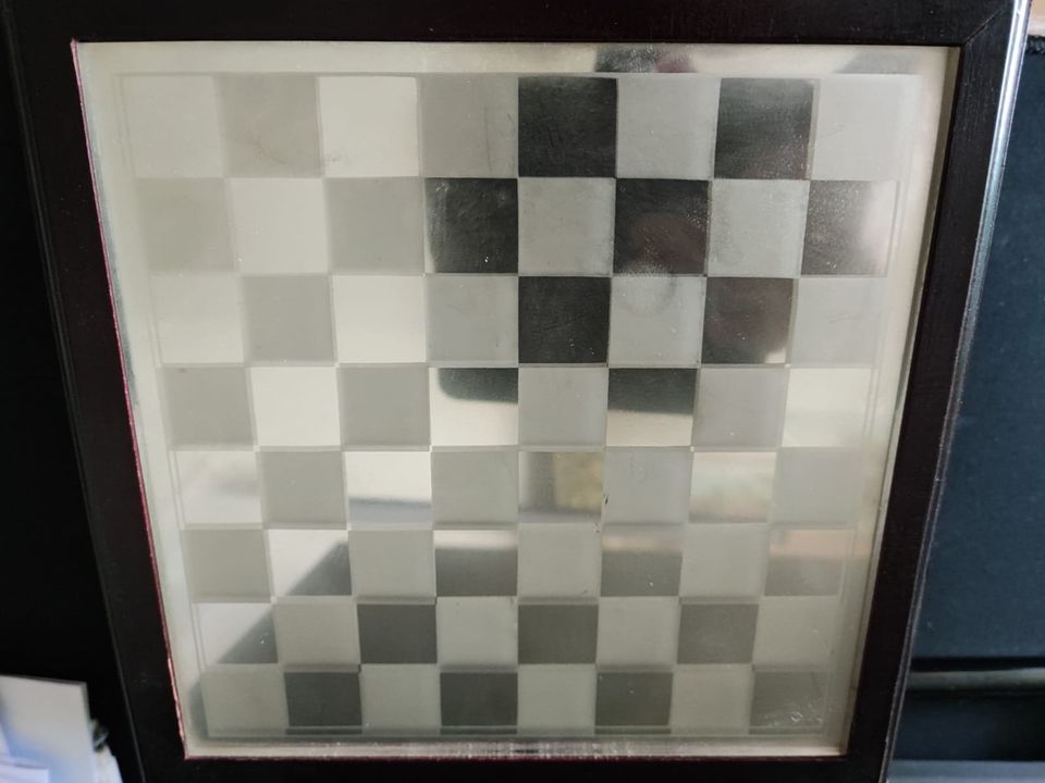 ein kleines schachspiel figuren sind aus glas in Saarbrücken